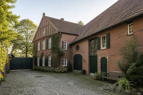Der ruhige Innenhof zeigt die verschiedenen Gebäudeteile des alten Hofes.